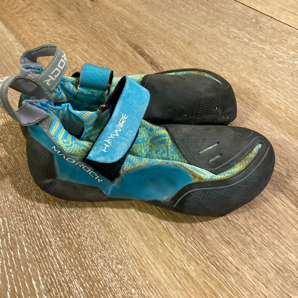 Soft, Aggressive Climbing Shoes - image 4